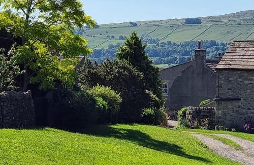 Redmire House | Elegant Lightfoot House: Pet and Child-Friendly Retreat
