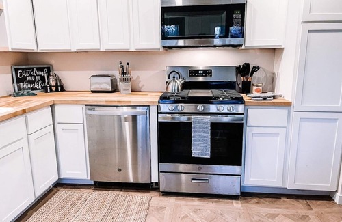New Buffalo Cottage | Family-Friendly Lighthouse Cottage: Kids & Pets Welcome!