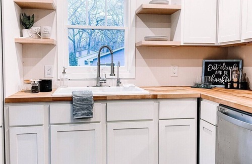 New Buffalo Cottage | Family-Friendly Lighthouse Cottage: Kids & Pets Welcome!