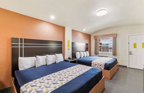 South Padre Island Hotel | Bright Getaways at Lighthouse Inn with Oceanfront Views