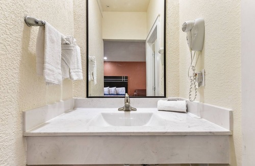 South Padre Island Hotel | Bright Getaways at Lighthouse Inn with Oceanfront Views