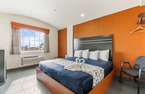 South Padre Island Hotel | Bright Getaways at Lighthouse Inn with Oceanfront Views