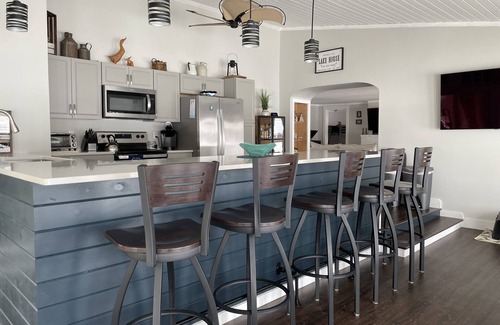 Manchester Cottage | Inviting Lake House Retreat with Pool & Ocean View