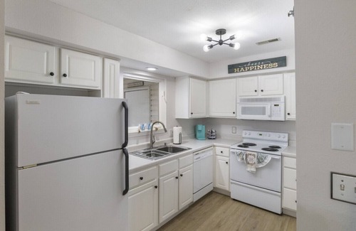 Lakeland Condo | Discover Lighthouse Retreat: Pool, Swim Dock & More Awaits!