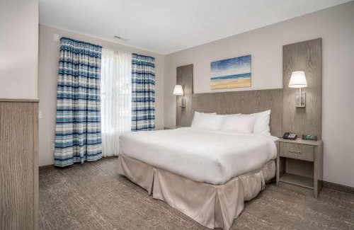 Emerald Isle Hotel | Experience Oceanfront Bliss at Lighthouse Suites