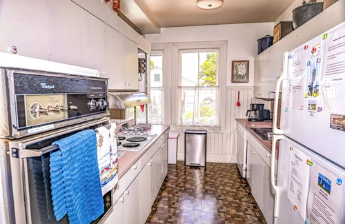 Tacoma House | Experience Lighthouse Cottage: A Premier Puget Sound Getaway