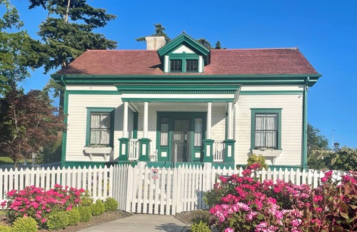 Tacoma House | Experience Lighthouse Cottage: A Premier Puget Sound Getaway
