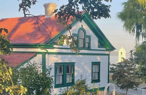 Tacoma House | Experience Lighthouse Cottage: A Premier Puget Sound Getaway