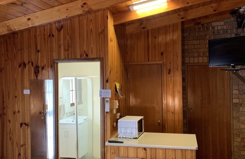 Lightning Ridge Hotel | Explore Lightning Ridge Outback Resort & Caravan Park