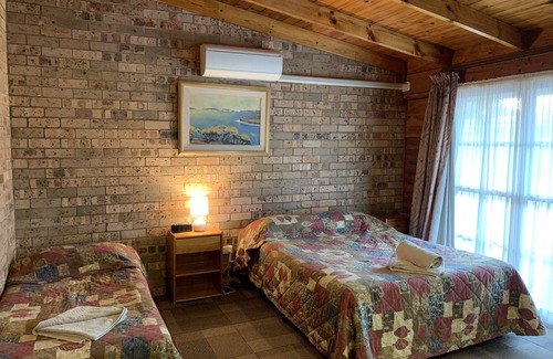 Lightning Ridge Hotel | Explore Lightning Ridge Outback Resort & Caravan Park
