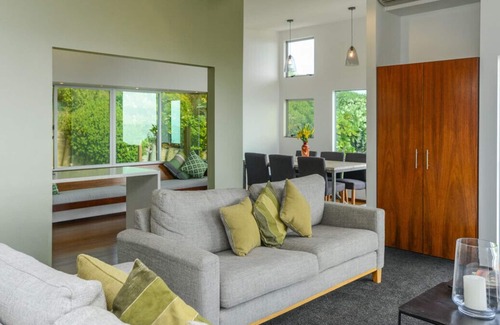 Waimarama Cottage | Lightning Ridge Retreat - Waimarama Holiday Home