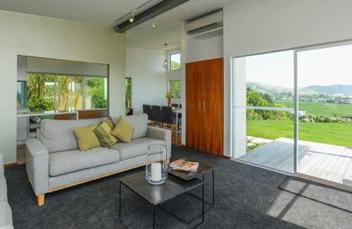 Waimarama Cottage | Lightning Ridge Retreat - Waimarama Holiday Home