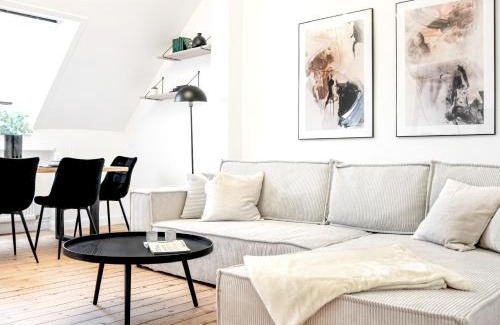 Western Ring Area Apartment | Stylish LIGHTPLACE Design with Kitchen & Home Office Near City