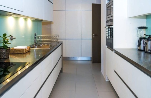 Leixões Apartment | Exquisite Oceanfront Living at High Sea Condo in Matosinhos