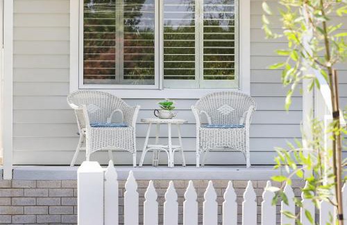 Beechworth House | Cozy Lijacory Cottage: Child-Friendly 4-Star Retreat