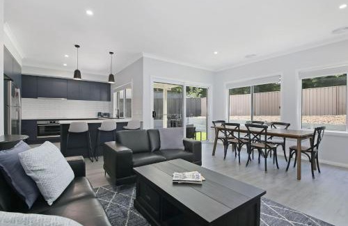 Beechworth House | Cozy Lijacory Cottage: Child-Friendly 4-Star Retreat