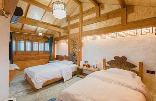 Lijiang Bed & Breakfast | Experience Lijiang Mountain View Homestay with Pool Access