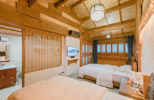 Lijiang Bed & Breakfast | Experience Lijiang Mountain View Homestay with Pool Access