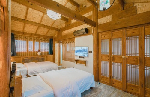Lijiang Bed & Breakfast | Experience Lijiang Mountain View Homestay with Pool Access