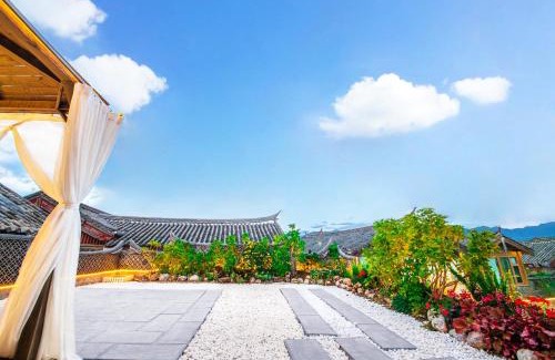 Dayan Old Town Hotel | Pet-Friendly Lijiang View Holiday Inn with Breakfast Options