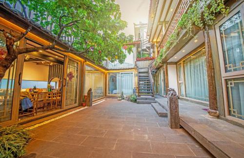Dayan Old Town Hotel | Pet-Friendly Lijiang View Holiday Inn with Breakfast Options