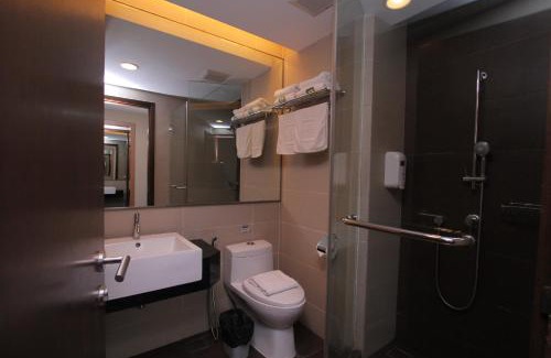 Likas Apartment | Comfortable Likas Square - KK Apartment Suite with Pool Access