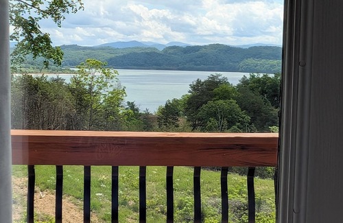 Dandridge House | Tranquil Lake & Mountain Views with Top-Rated Amenities