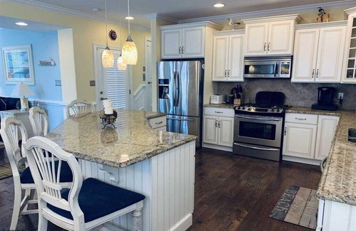 North End Condo | Cozy North End Cottage Steps from the Beach with Ocean Views