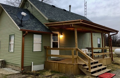 Wakenda Cottage | Quaint Cottage Retreat - Perfect for Families in Missouri