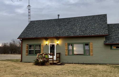 Wakenda Cottage | Quaint Cottage Retreat - Perfect for Families in Missouri