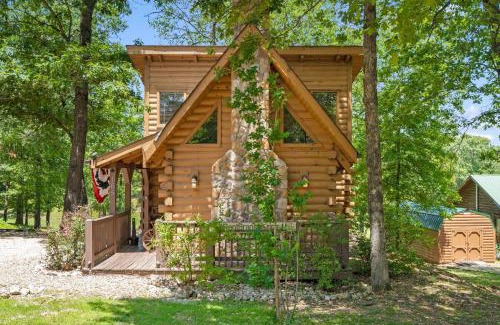 Branson Cedars House | Discover the Cozy Lil' Treehouse Cabin - Pet Friendly Haven