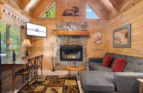 Branson Cedars House | Discover the Cozy Lil' Treehouse Cabin - Pet Friendly Haven