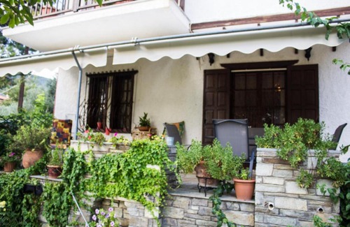 Volos House | Discover Lila House: Pet-Friendly Retreat with Top Ratings