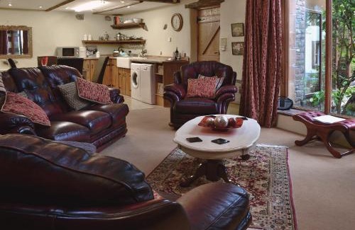 Newton Reigny House | Enchanting Lilac Barn: Family-Friendly Stay with 4 Stars