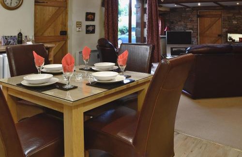 Newton Reigny House | Enchanting Lilac Barn: Family-Friendly Stay with 4 Stars