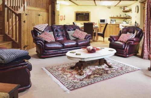 Newton Reigny House | Enchanting Lilac Barn: Family-Friendly Stay with 4 Stars