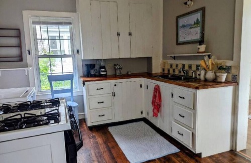 Vinalhaven House | Explore Lilac Cottage: A Gem with Family-Friendly Amenities