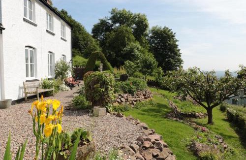 Malvern House | Elegant Lilac Cottage: 5-Star Retreat for Families & Pets