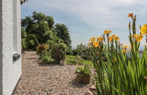 Malvern House | Elegant Lilac Cottage: 5-Star Retreat for Families & Pets