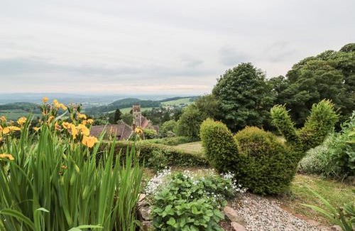 Malvern House | Elegant Lilac Cottage: 5-Star Retreat for Families & Pets