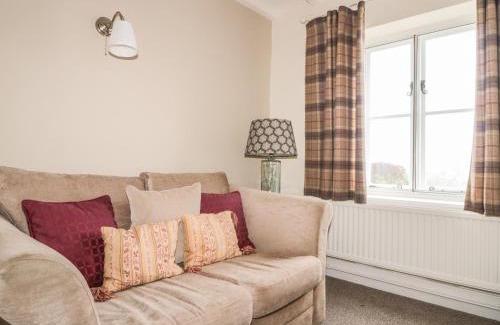 Malvern House | Elegant Lilac Cottage: 5-Star Retreat for Families & Pets