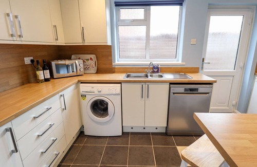 Louth Cottage | Pet-Friendly Lilac Cottage with Oceanfront Views in Grimoldby