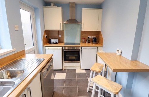 Louth Cottage | Pet-Friendly Lilac Cottage with Oceanfront Views in Grimoldby