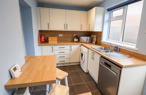 Louth Cottage | Pet-Friendly Lilac Cottage with Oceanfront Views in Grimoldby