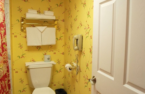 Mackinac Island Hotel | Inviting Lilac Tree Suites: Rated 9.2, Ideal for Families