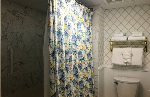 Mackinac Island Hotel | Inviting Lilac Tree Suites: Rated 9.2, Ideal for Families