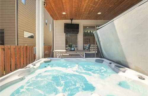Maple Valley House | Cozy Lilac Villa with Hot Tub - Family and Pet Friendly