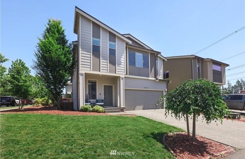 Maple Valley House | Cozy Lilac Villa with Hot Tub - Family and Pet Friendly
