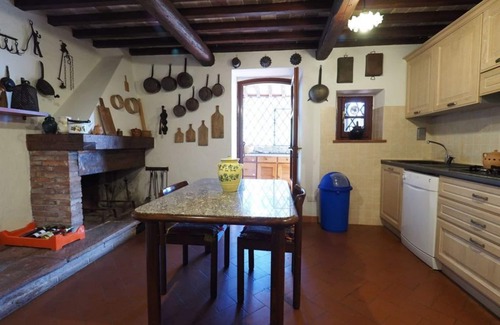 San Gimignano City Centre Villa | Experience Lilium: Scenic Villa with Pool & Spa in Tuscany