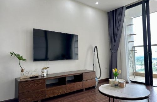 My Đinh Apartment | Tranquil Lakeview Retreat: 3BR with Pool Access